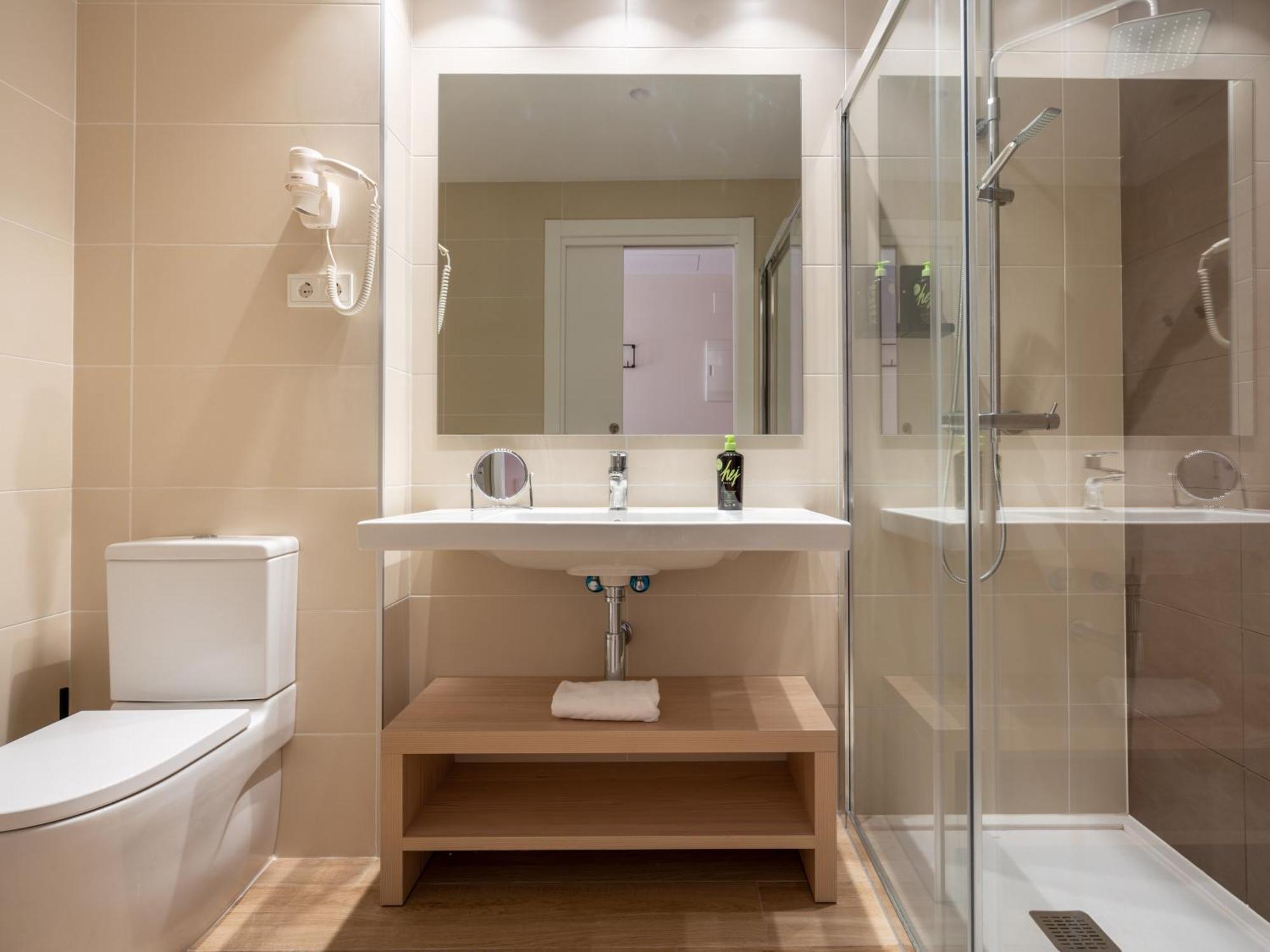 Limehome Barcelona Carrer De Besalu 82 Ngoại thất bức ảnh