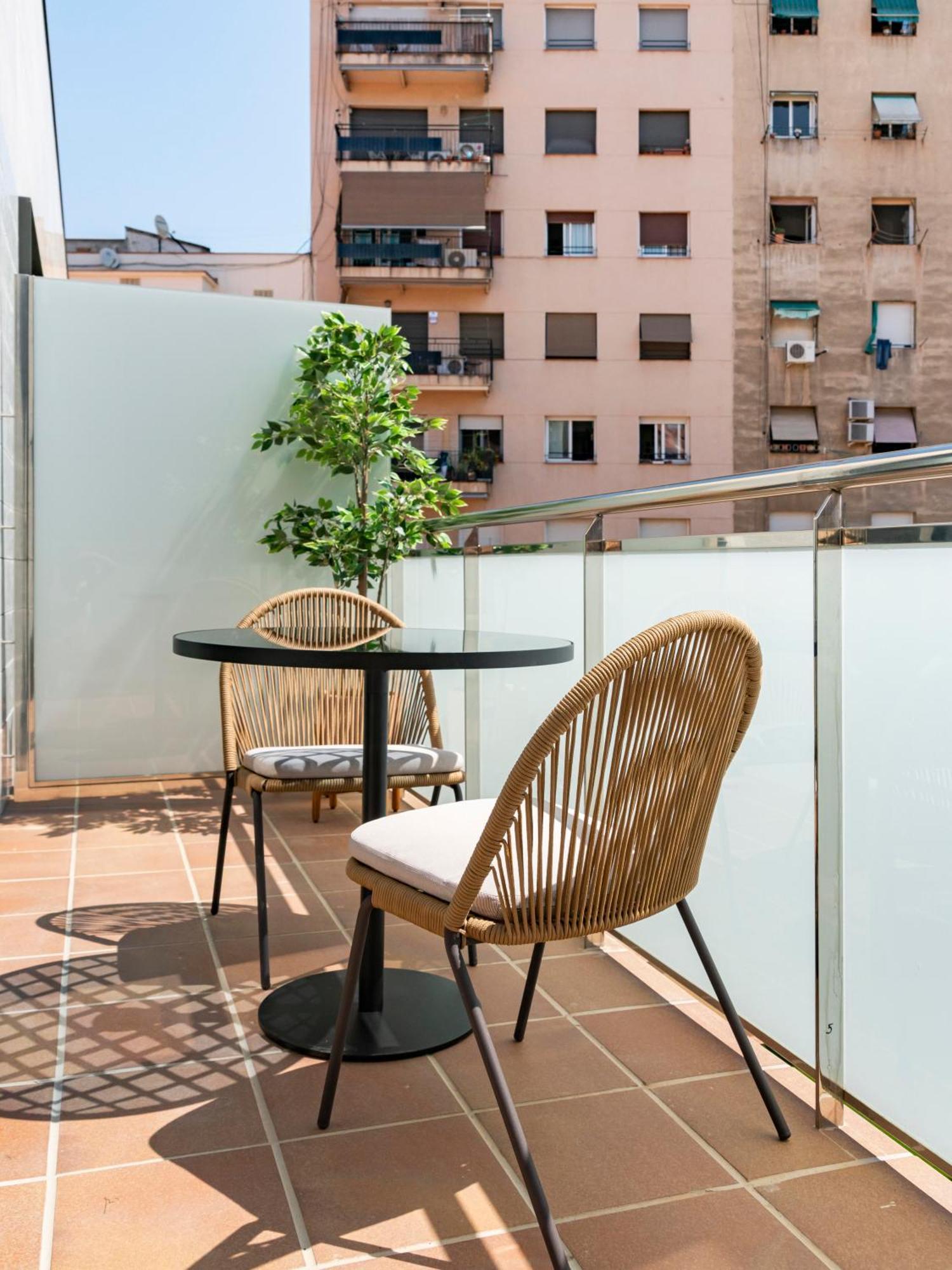 Limehome Barcelona Carrer De Besalu 82 Ngoại thất bức ảnh