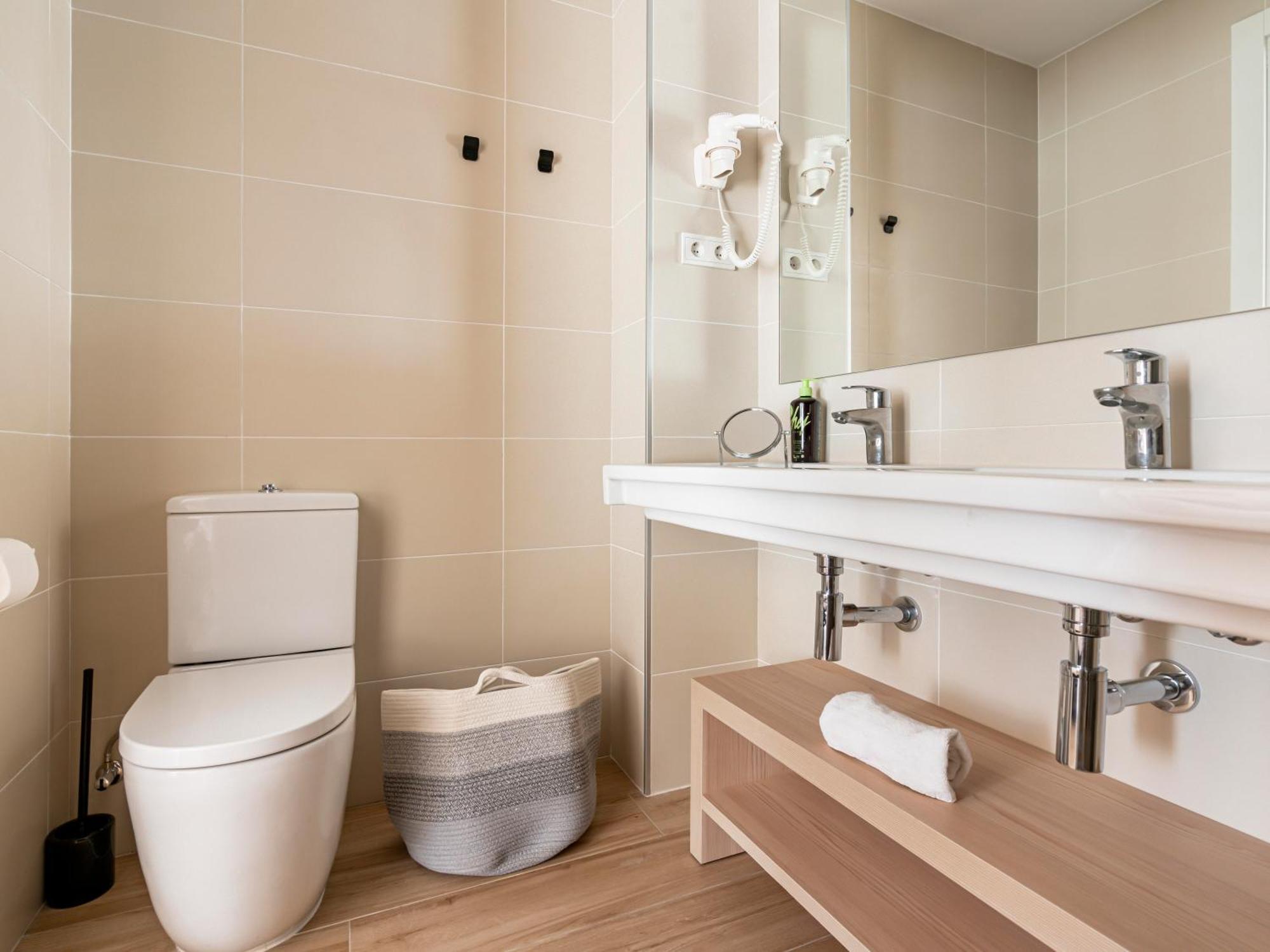 Limehome Barcelona Carrer De Besalu 82 Ngoại thất bức ảnh