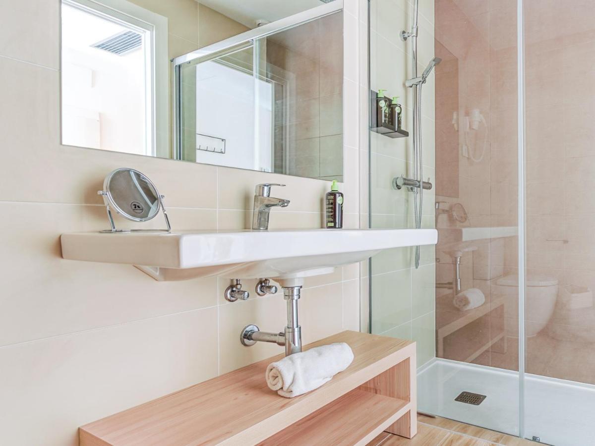 Limehome Barcelona Carrer De Besalu 82 Ngoại thất bức ảnh