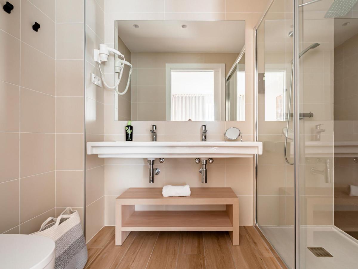 Limehome Barcelona Carrer De Besalu 82 Ngoại thất bức ảnh