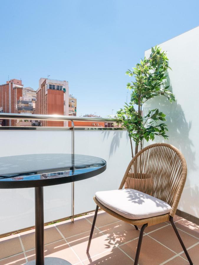 Limehome Barcelona Carrer De Besalu 82 Ngoại thất bức ảnh